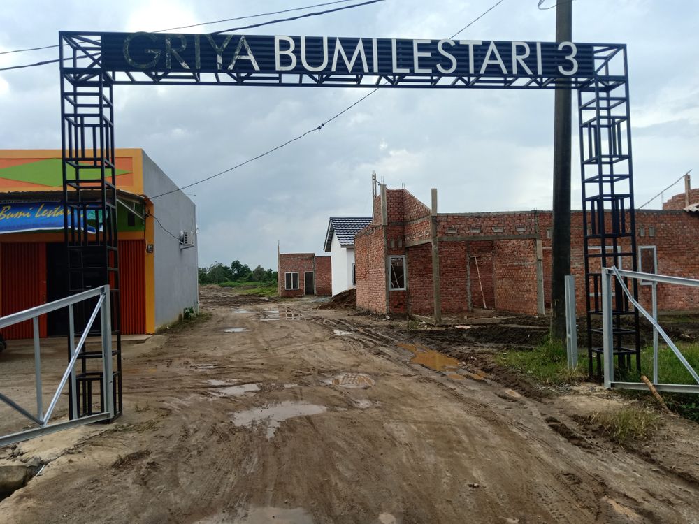 foto gerbang perumahan GRIYA BUMI LESTARI 3