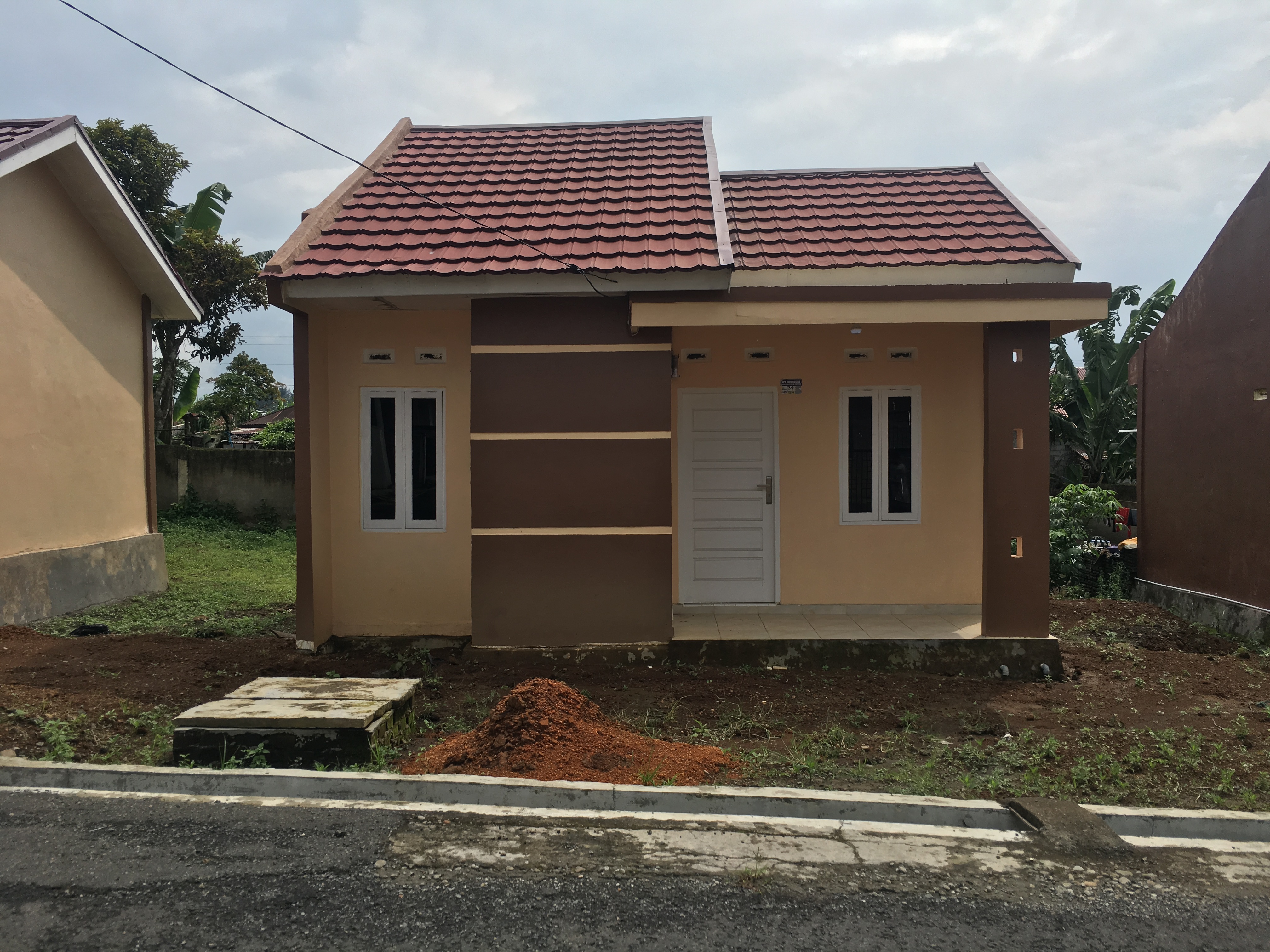 foto contoh rumah perumahan SURIAN MAS