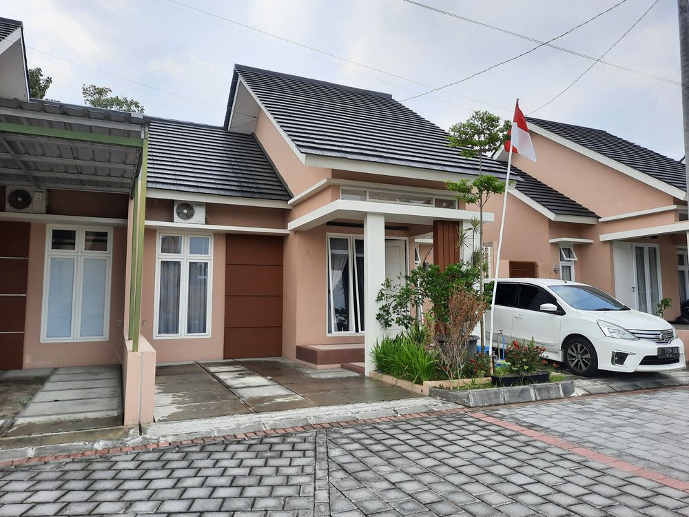 foto contoh rumah perumahan royal sedayu residence