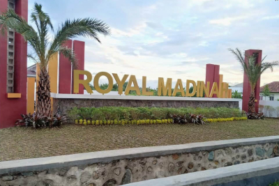 foto gerbang perumahan Royal Madinah
