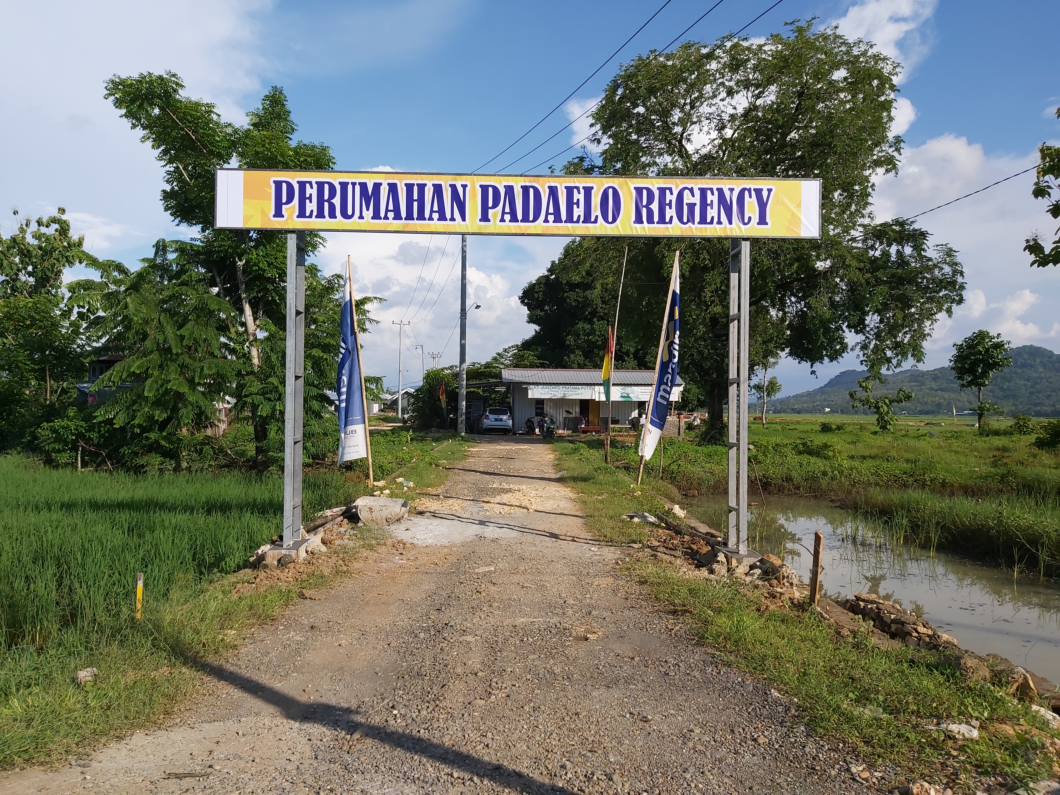 foto gerbang perumahan Padaelo Regency
