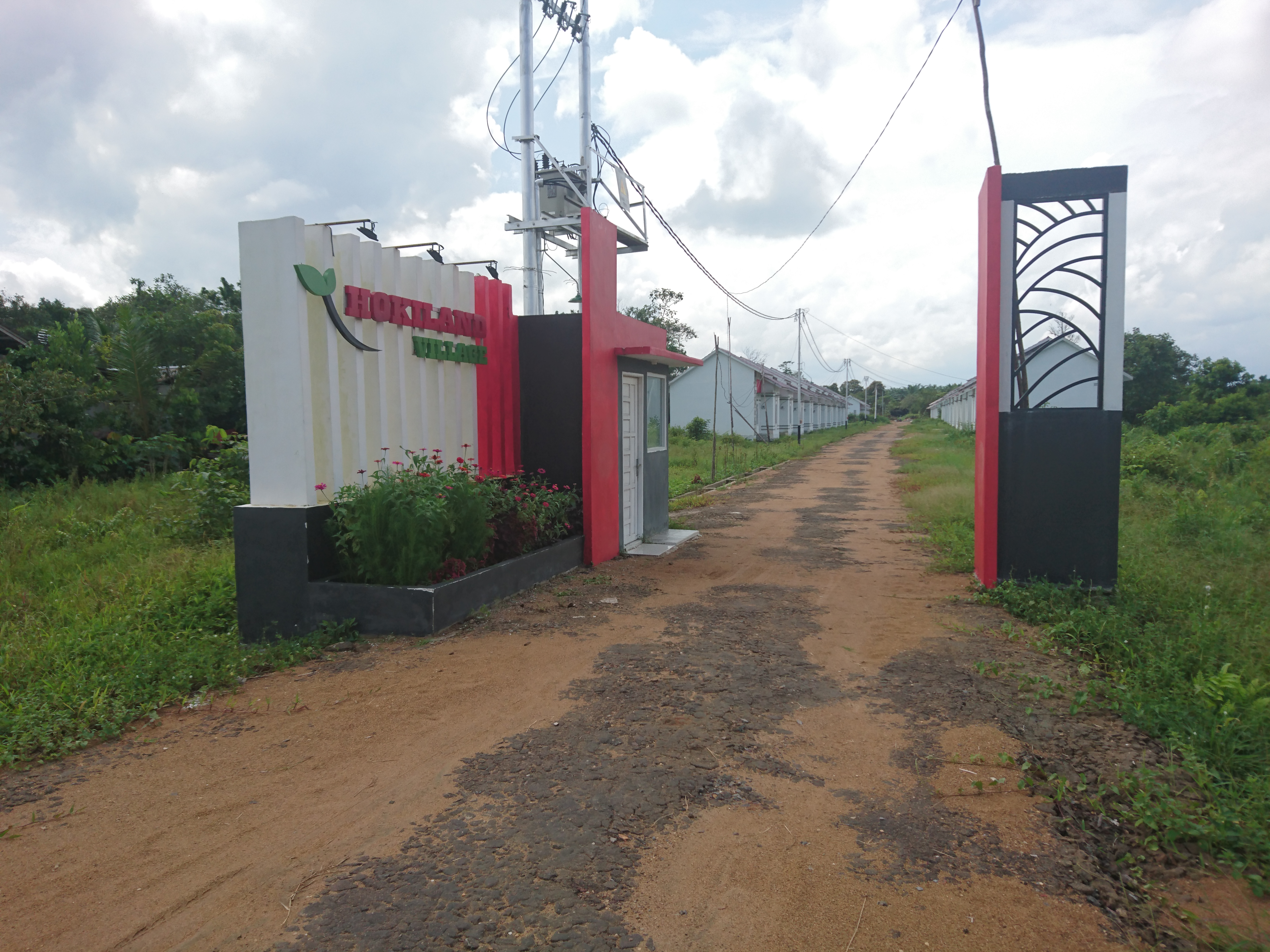 foto gerbang perumahan HOKILAND VILLAGE