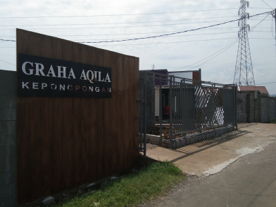 foto gerbang perumahan GRAHA AQILA KEPONGPONGAN