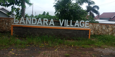 foto gerbang perumahan Bandara Village