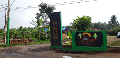 foto gerbang perumahan grand park cipamekar