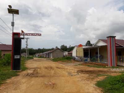foto gerbang perumahan AL-MUSYAROFAH