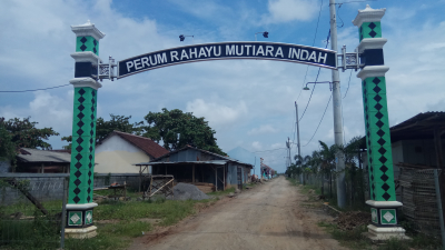 foto gerbang perumahan Perum Rahayu Mutiara Indah
