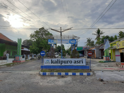 foto gerbang perumahan Perumnas Kalipuro Asri