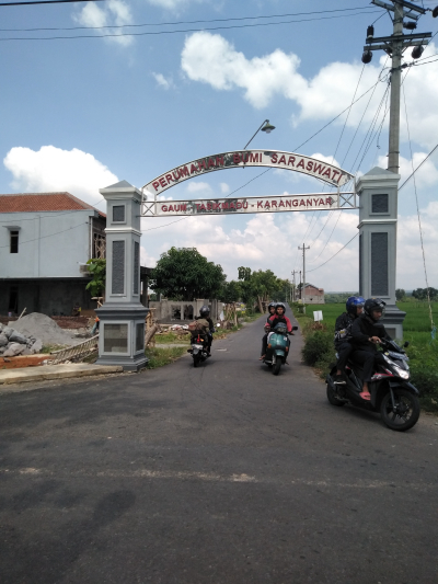 foto gerbang perumahan BUMI SARASWATI 