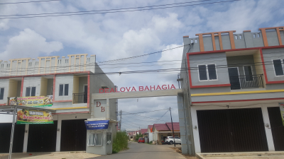 foto gerbang perumahan DEALOVA BAHAGIA 