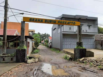 foto gerbang perumahan SURYA GRAHA PAKATTO