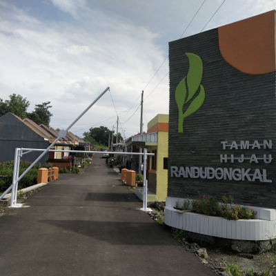 foto gerbang perumahan Taman Hijau Randudongkal