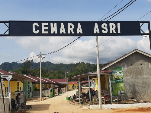 foto gerbang perumahan Cemara Asri Residence