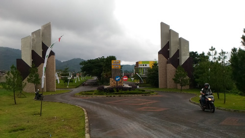 foto gerbang perumahan Alam Sanggar Indah