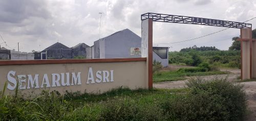 foto gerbang perumahan Perum Semarum Asri