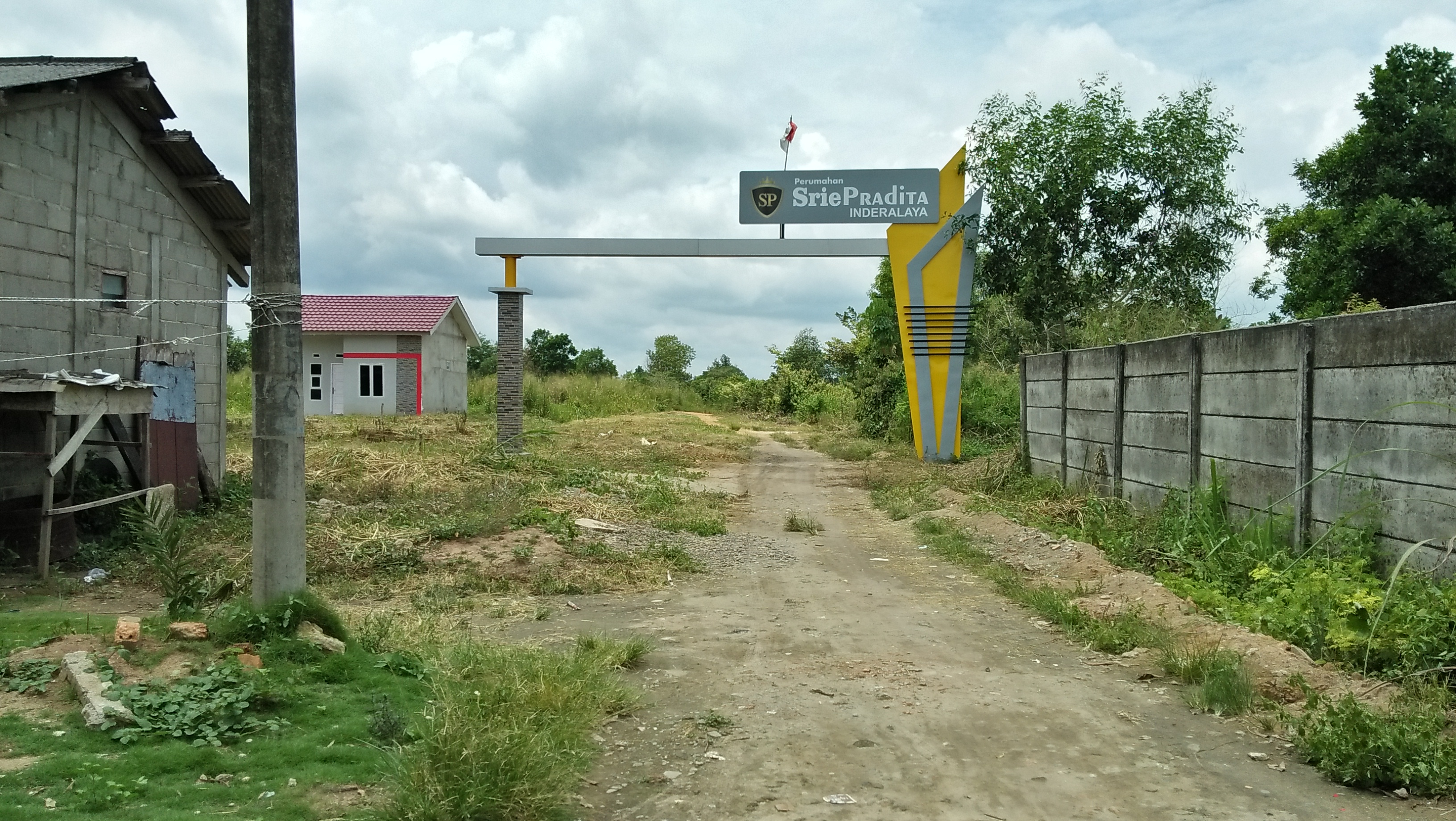 foto gerbang perumahan SRIE PRADITA