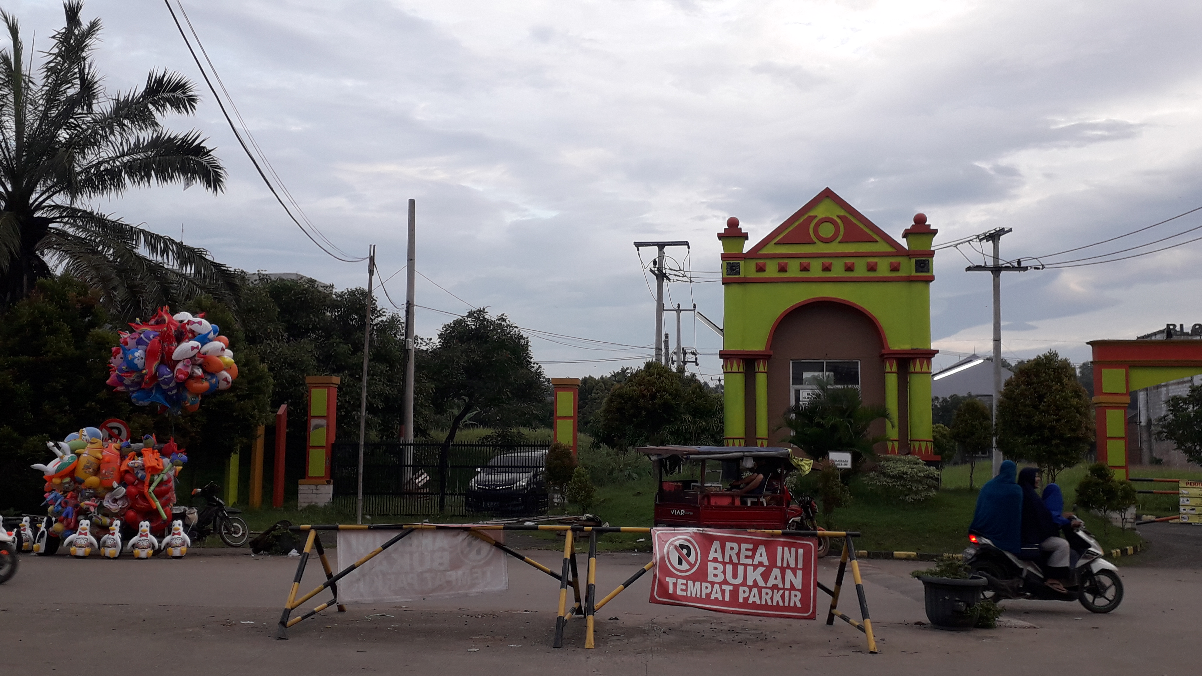 foto gerbang perumahan perumahan mega regency