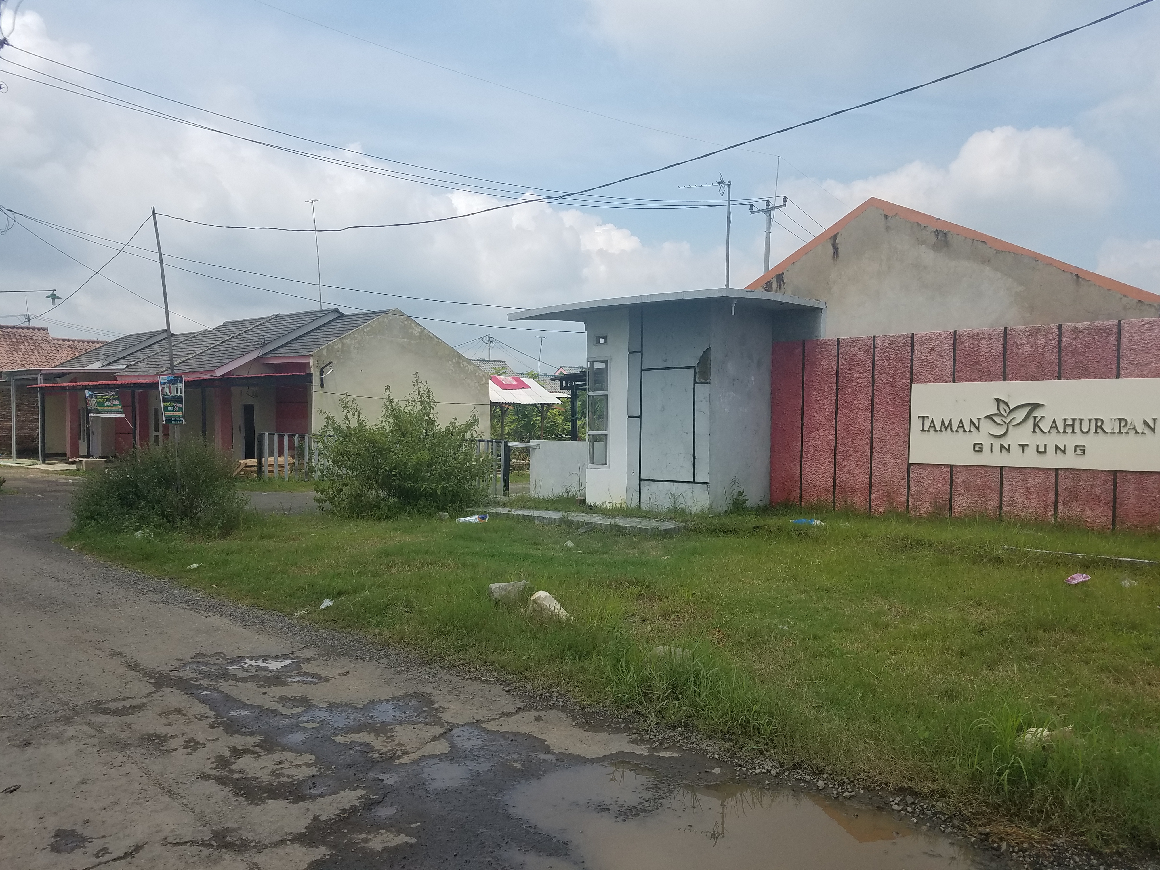 foto gerbang perumahan TAMAN KAHURIPAN GINTUNG