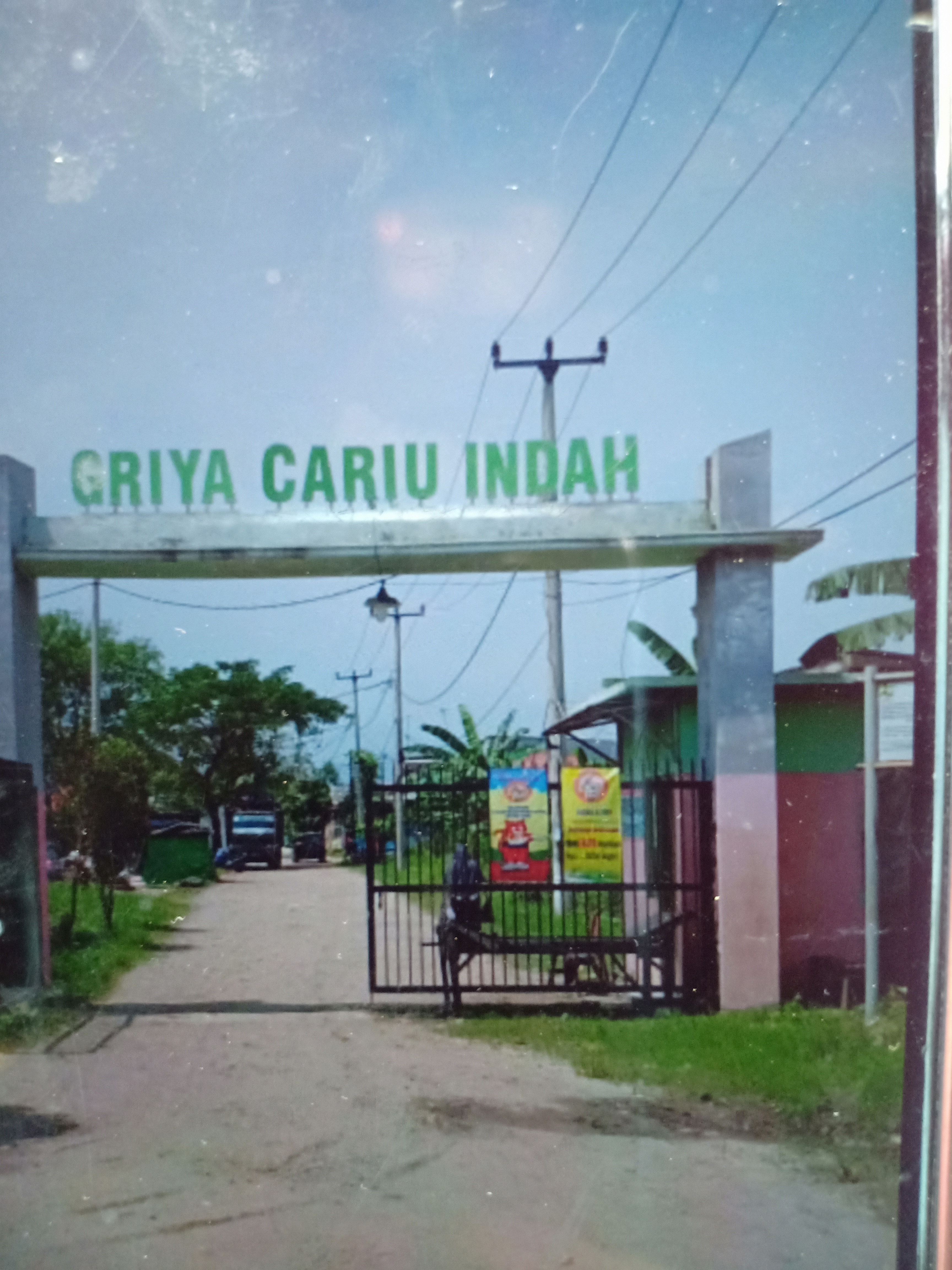 foto gerbang perumahan PERUMAHAN GRIYA CARIU INDAH 