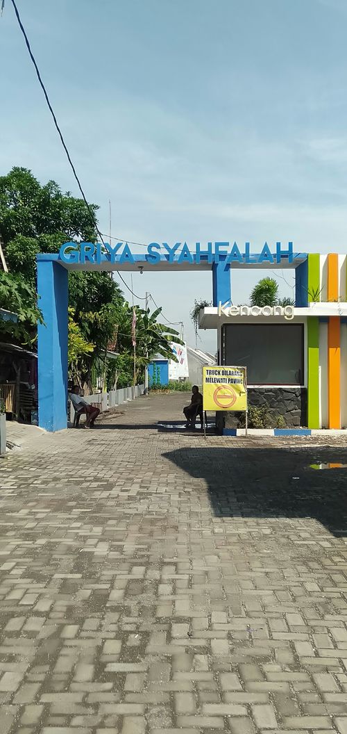 foto gerbang perumahan Griya Syahfalah Kencong