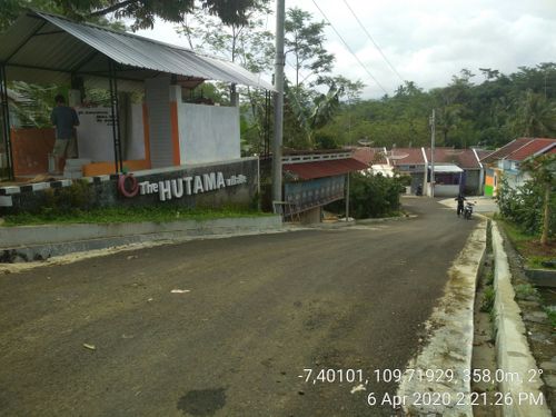 foto gerbang perumahan Hutama Village