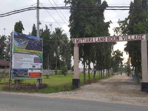 foto gerbang perumahan Mutiara Landbouw  Village 