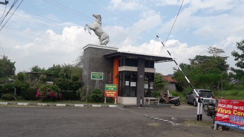 foto gerbang perumahan Bukit Ciperna
