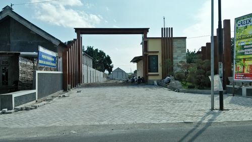 foto gerbang perumahan Green Joyoboyo Regency