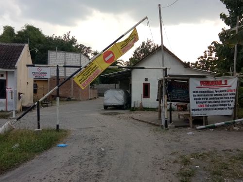 foto gerbang perumahan griya sahabat