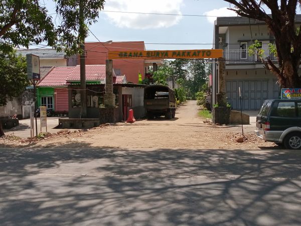 foto gerbang perumahan GRAHA SURYA PAKATTO