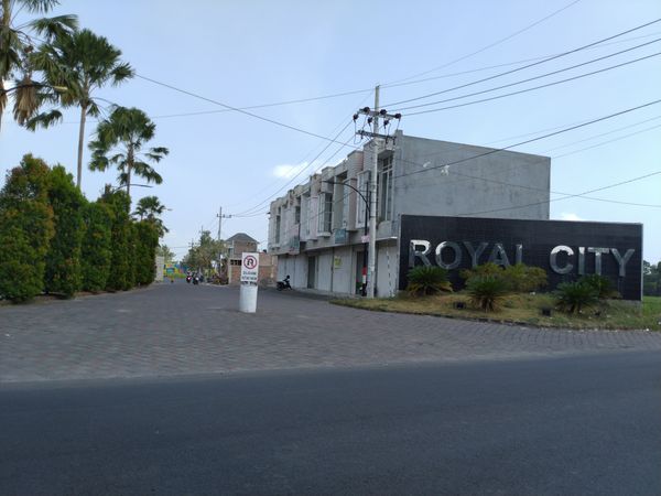 foto gerbang perumahan Royal City Residence