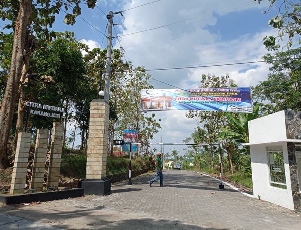 foto gerbang perumahan Citra Mutiara Pringsari