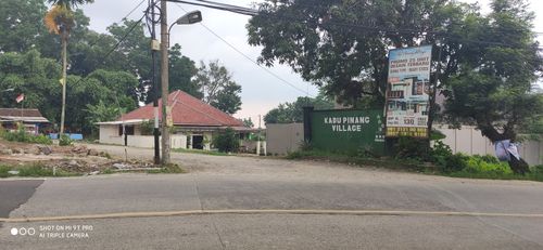 foto gerbang perumahan Kadu Pinang Village