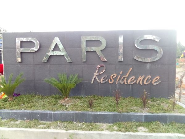 foto gerbang perumahan Paris Residence