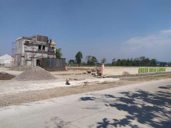 foto gerbang perumahan GREEN INDAH CARUBAN