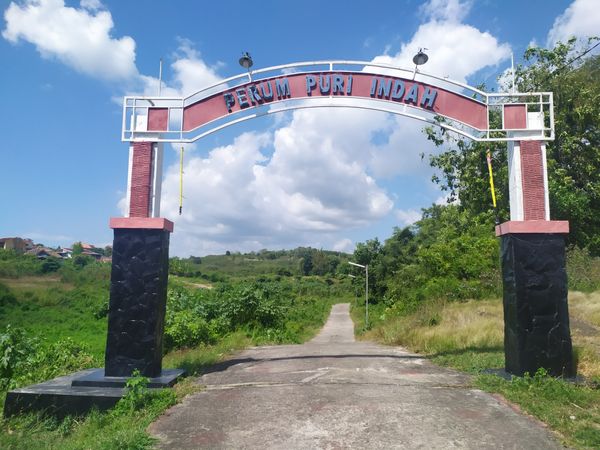 foto gerbang perumahan Puri Indah