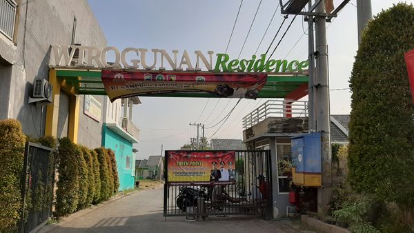 foto gerbang perumahan Wirogunan Residence Tahap 2 dan 3