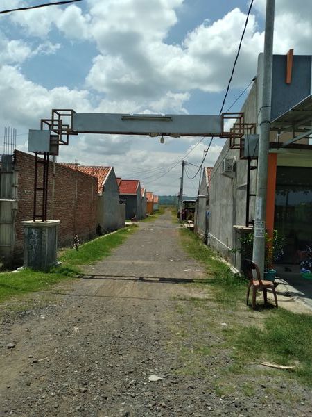 foto gerbang perumahan waled regency