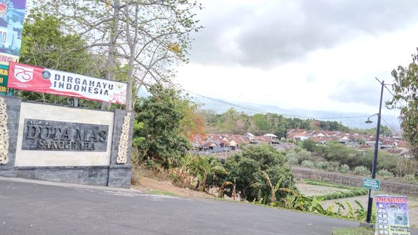 foto gerbang perumahan Perumahan Duta Mas Sanggraha
