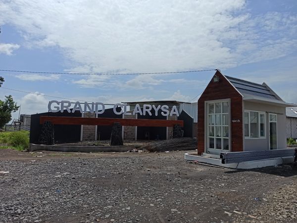 foto gerbang perumahan PERUMAHAN GRAND CLARYSA
