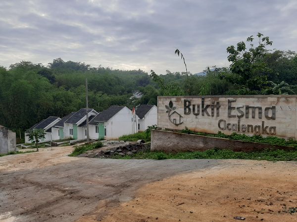 foto gerbang perumahan BUKIT ESMA CICALENGKA 2