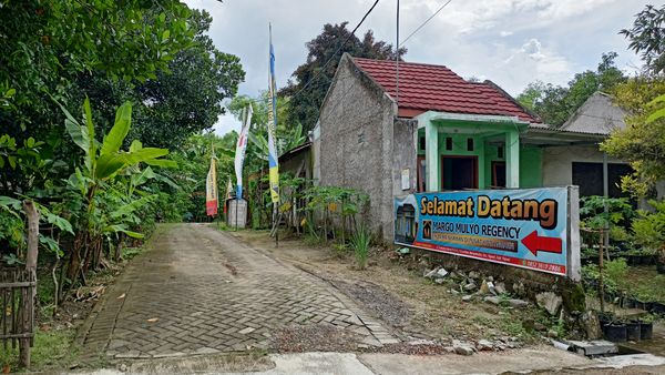 foto gerbang perumahan Griya Margomulyo Asri