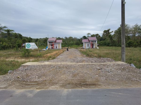 foto gerbang perumahan LARA REGENCY