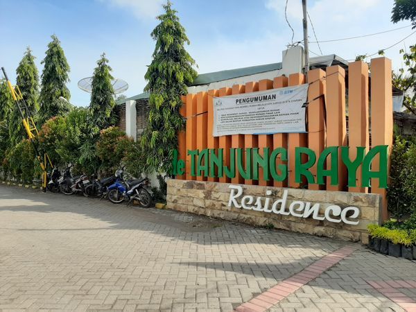 foto gerbang perumahan de TANJUNG RAYA Residence Cluster-7