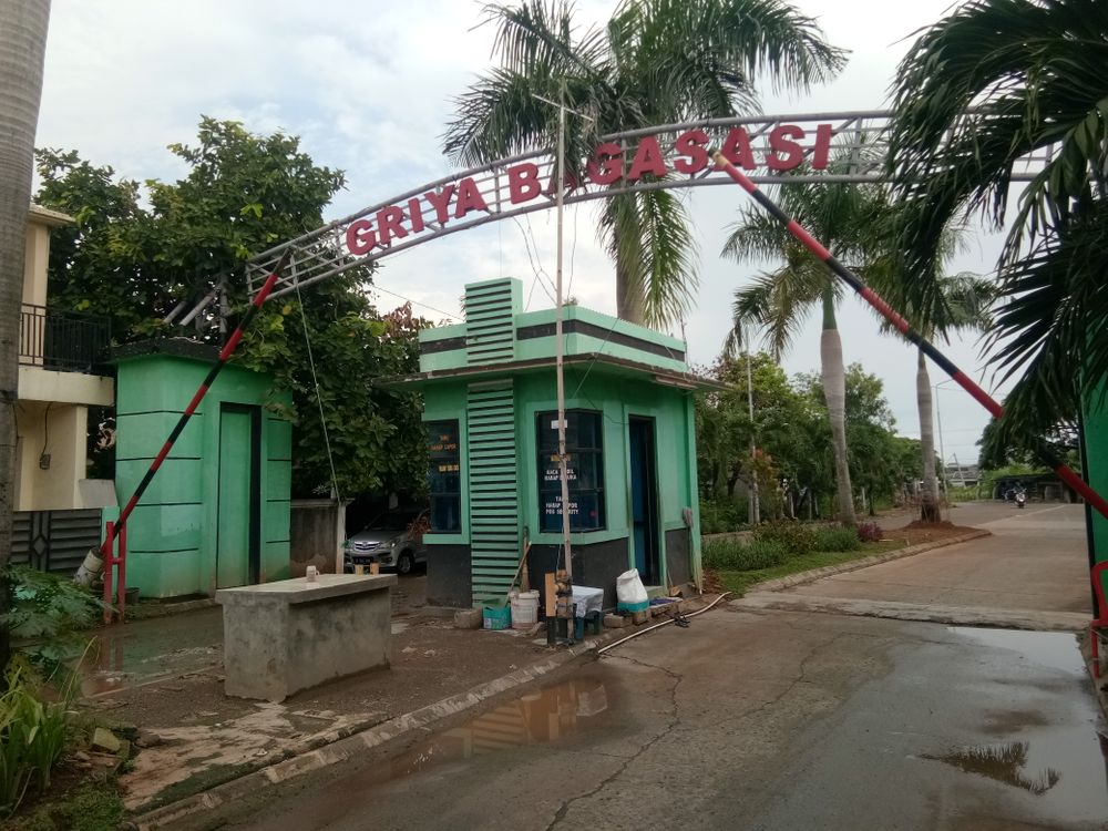 foto gerbang perumahan GRIYA BAGASASI 1