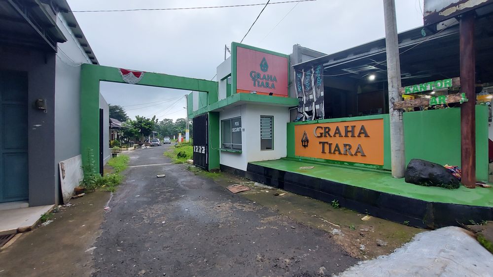 foto gerbang perumahan GRAHA TIARA