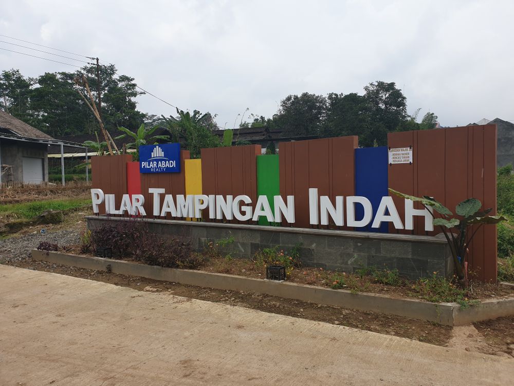 foto gerbang perumahan Pilar tampingan indah extension
