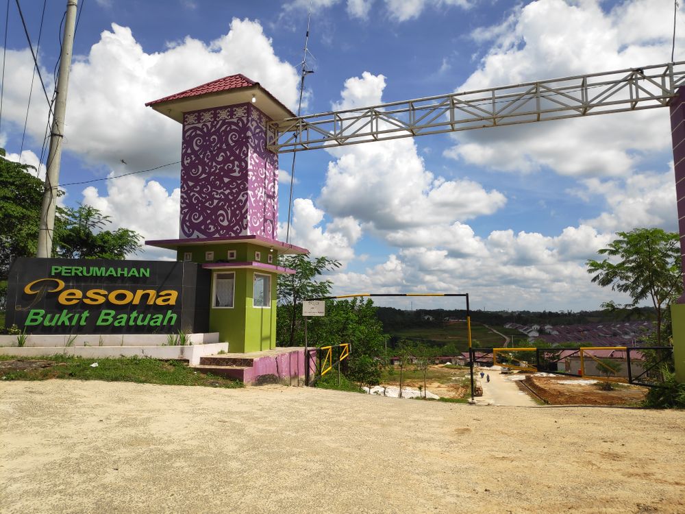 foto gerbang perumahan PESONA BUKIT BATUAH 2 GRAHA INDAH
