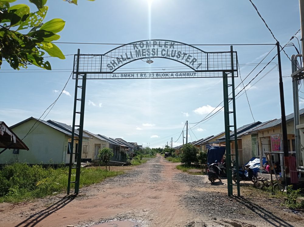 foto gerbang perumahan SHALLI MESSI CLUSTER 1