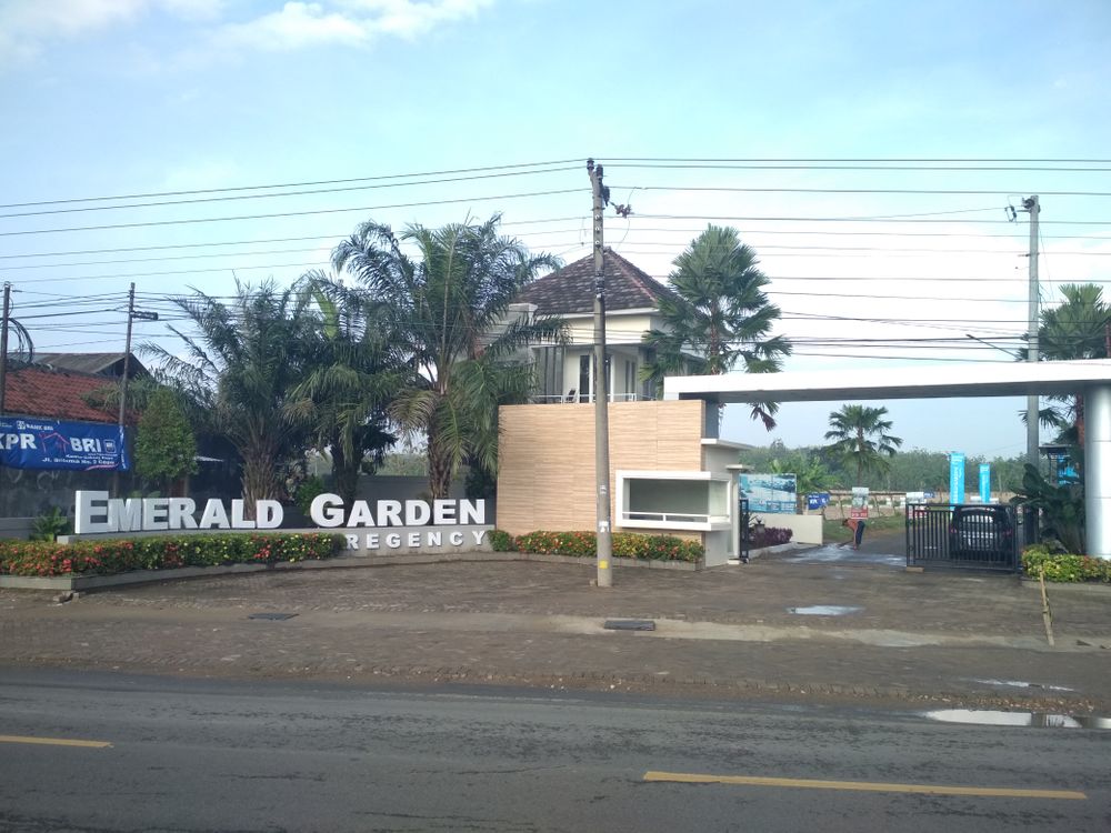 foto gerbang perumahan Emerald Garden Regency